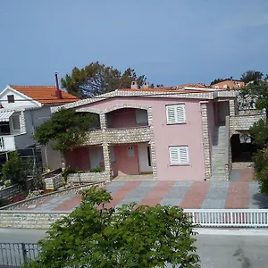 https://apartmani-mira-vir.hotelinzadar.com